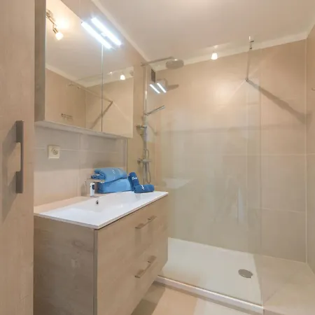 Beachhouse With Parking By Interhome *